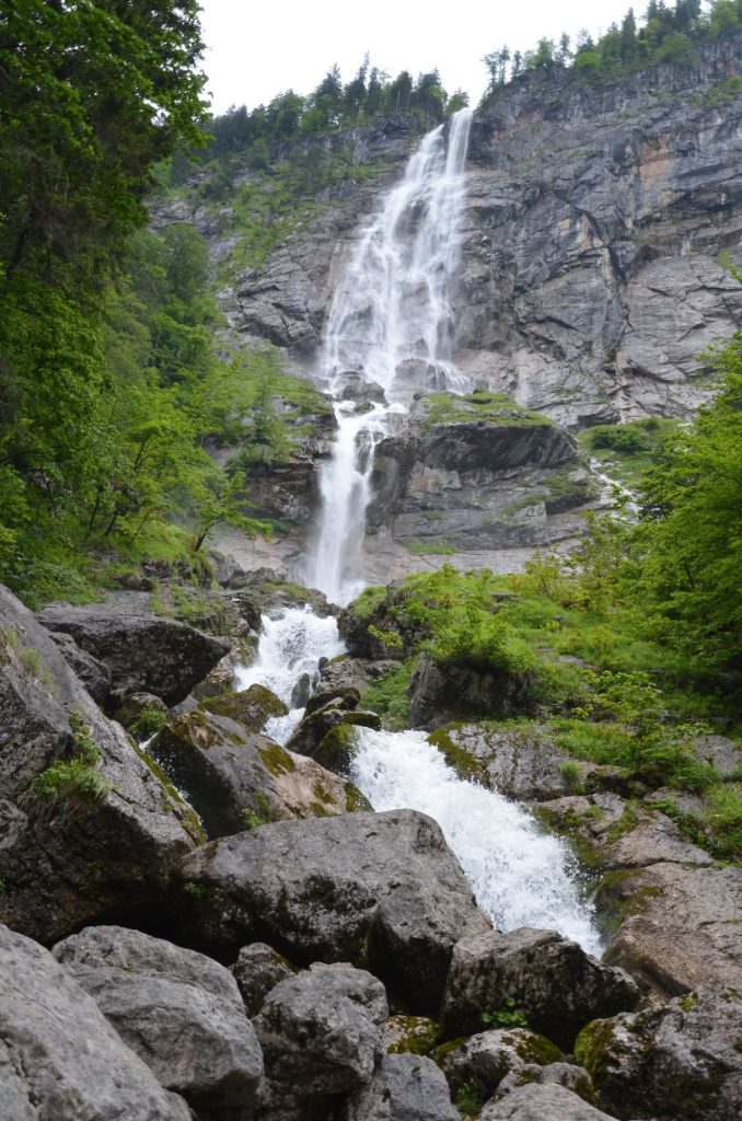 Wasserfall an einem Berg