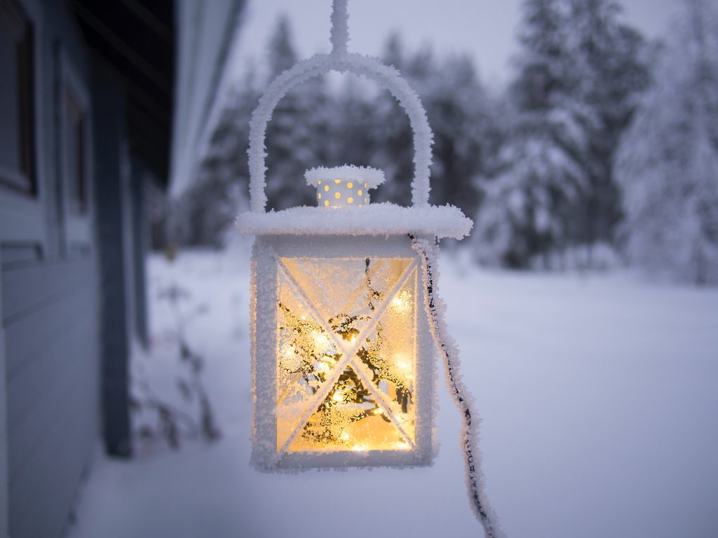 Weihnachten im Wohnmobil - vereiste Lampe im Schnee