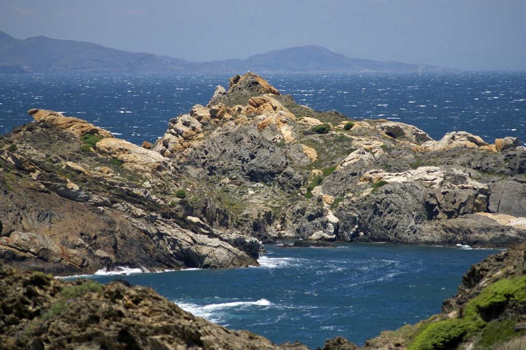 Camping Costa Brava - Blick auf das Cap de Creus mit seinen steilen Felsen.