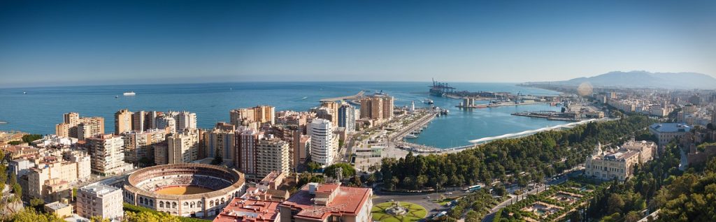 Camping Marbella - Vogelperspektive auf Málaga mit dem Meer im Hintergrund.