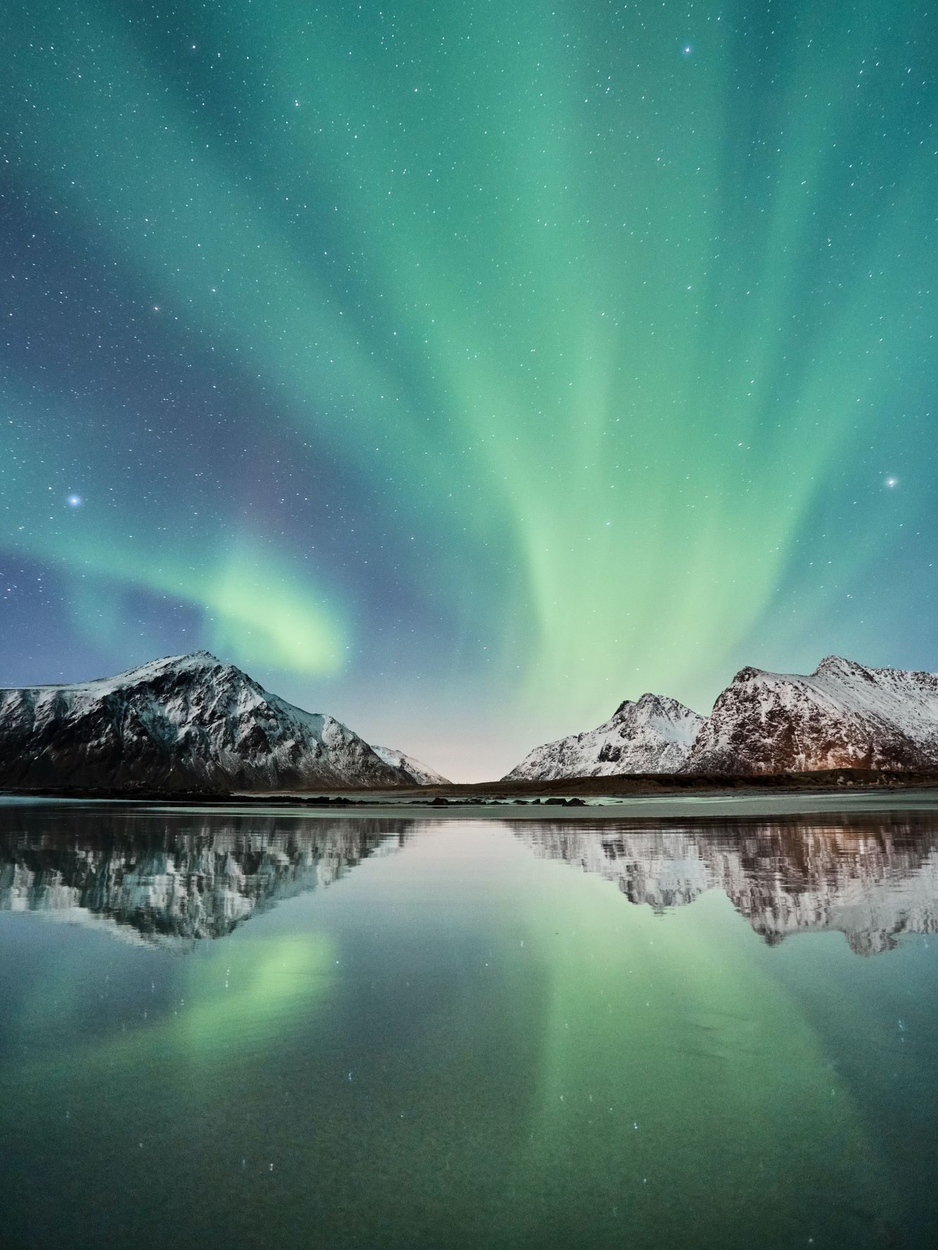 Polarlichter in Norwegen. Im Hintergrund Berge