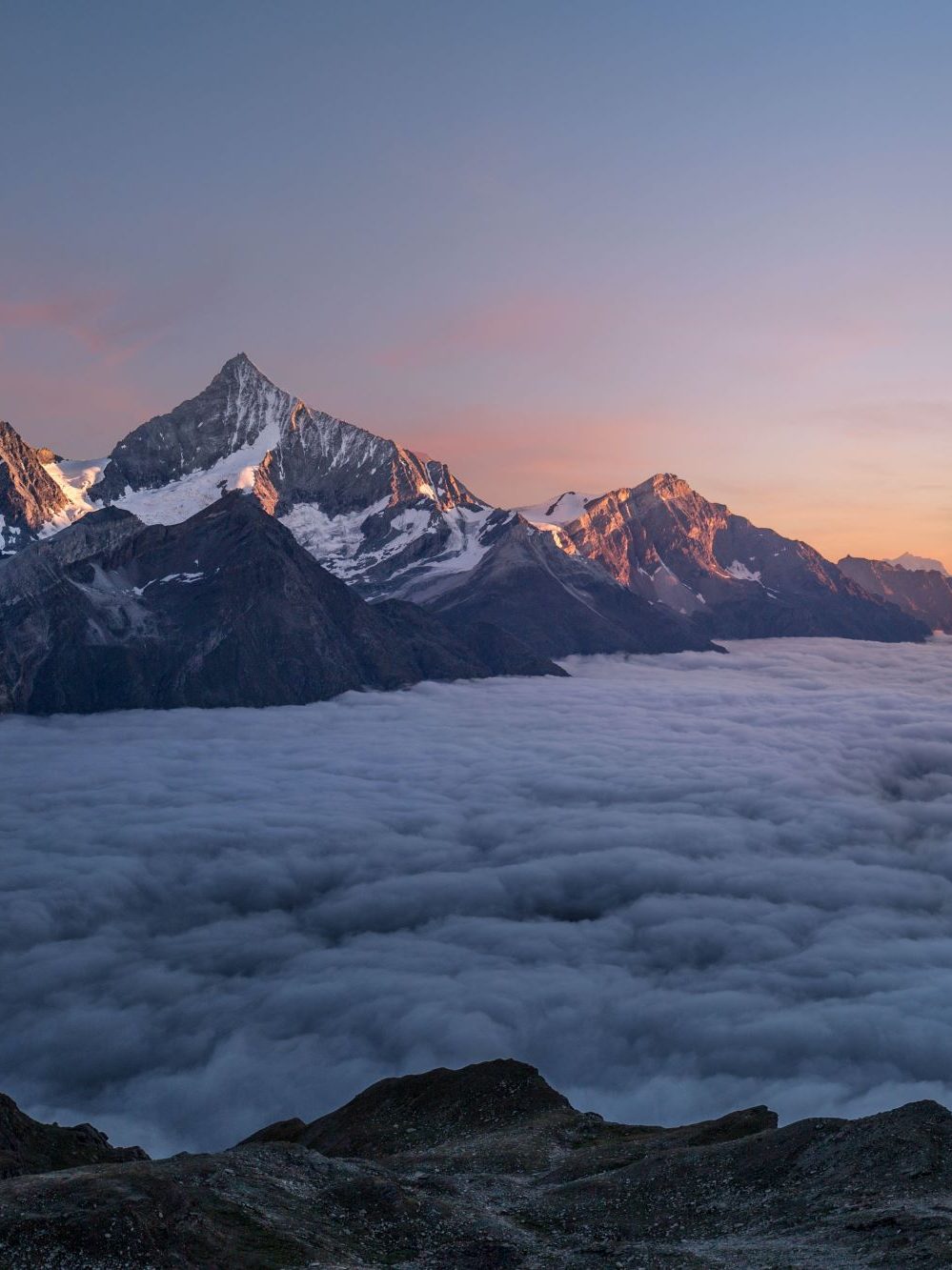 Camping für Anfänger - Berge in der Schweiz. Blick auf Wolken