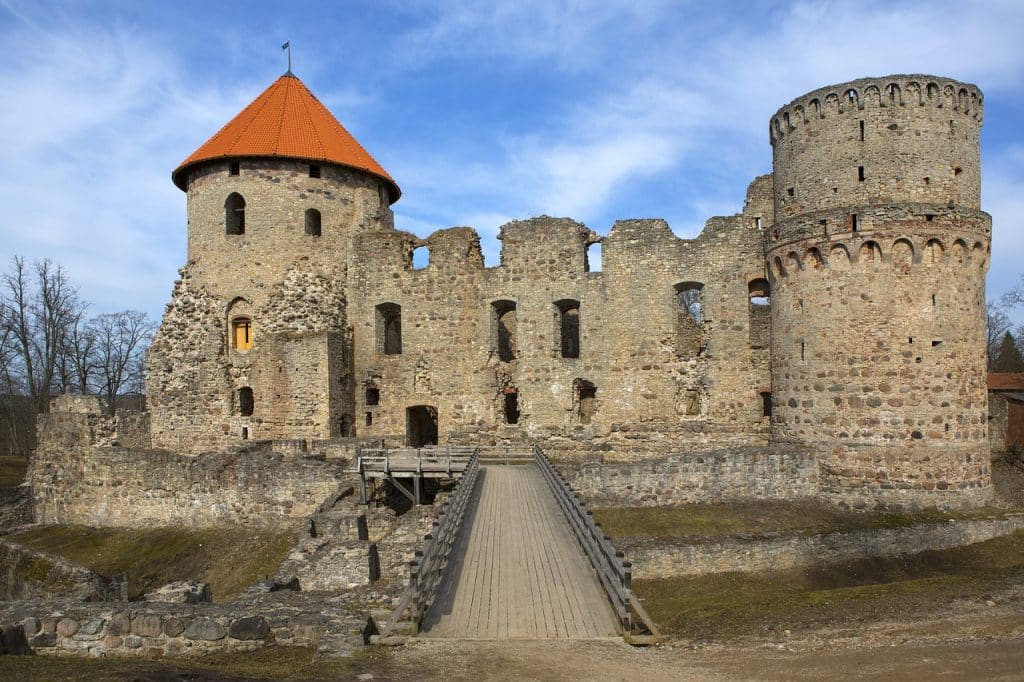 Campingplätze Lettland - Blick auf die Cesis Burg in Cesis.