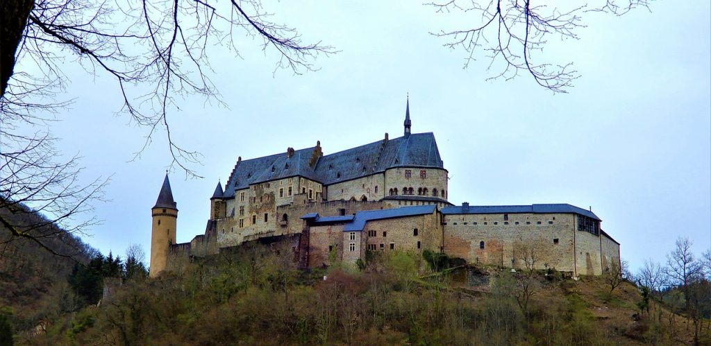 Brückentage 2024 NRW - Blick auf das Schloss Vianden in Luxemburg.